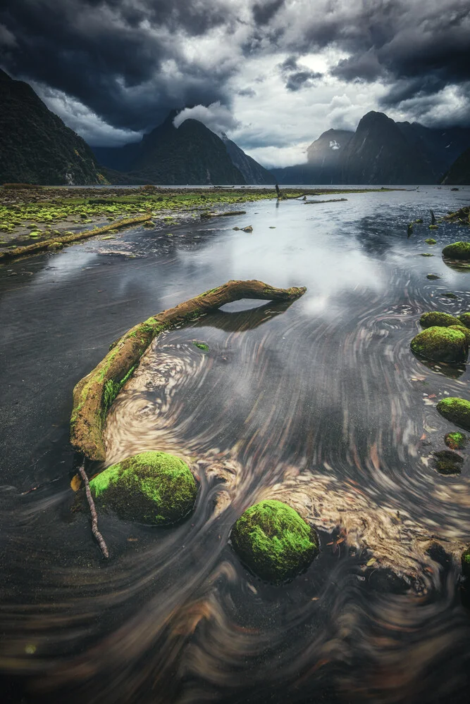 Neuseeland Milford Sound bei kommender Flut - fotokunst von Jean Claude Castor