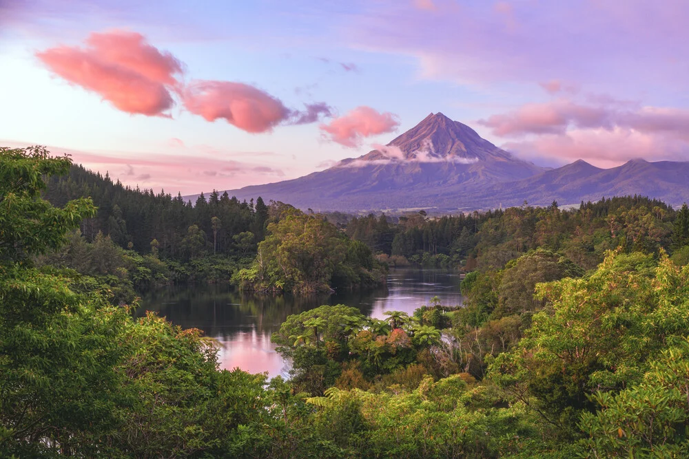 Neuseeland Mount Taranaki am Lake Mangamahoe - Fineart photography by Jean Claude Castor