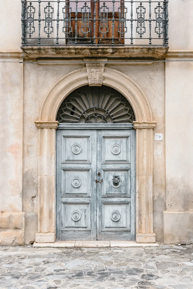 Wooden door in Italy - Fineart photography by Photolovers .