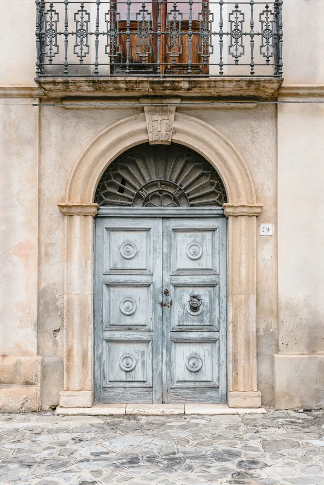 Wooden door in Italy - fotokunst von Photolovers .