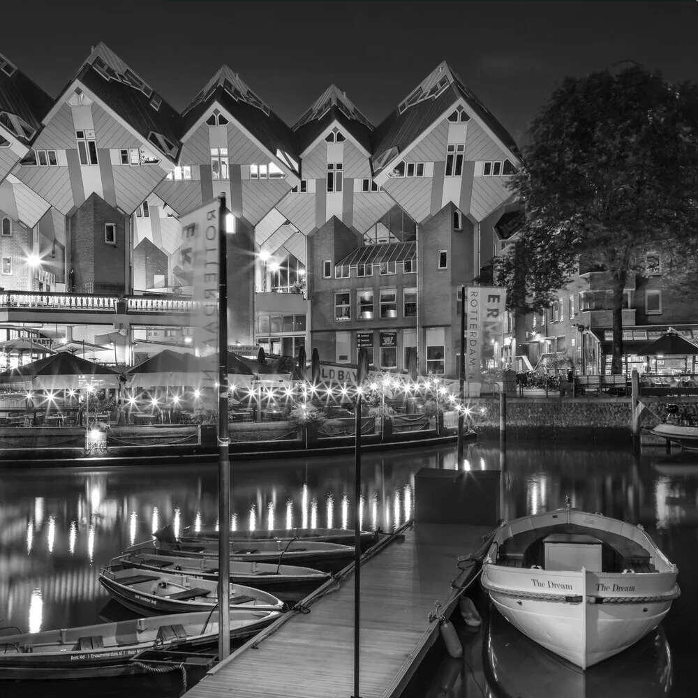 ROTTERDAM Abendstimmung am Oude Haven mit Kijk-Kubus Monochrom - fotokunst von Melanie Viola