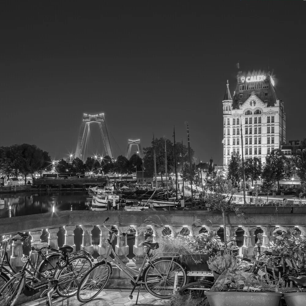 Oude Haven mit Willemsbrug und Witte Huis am Abend Monochrom - fotokunst von Melanie Viola