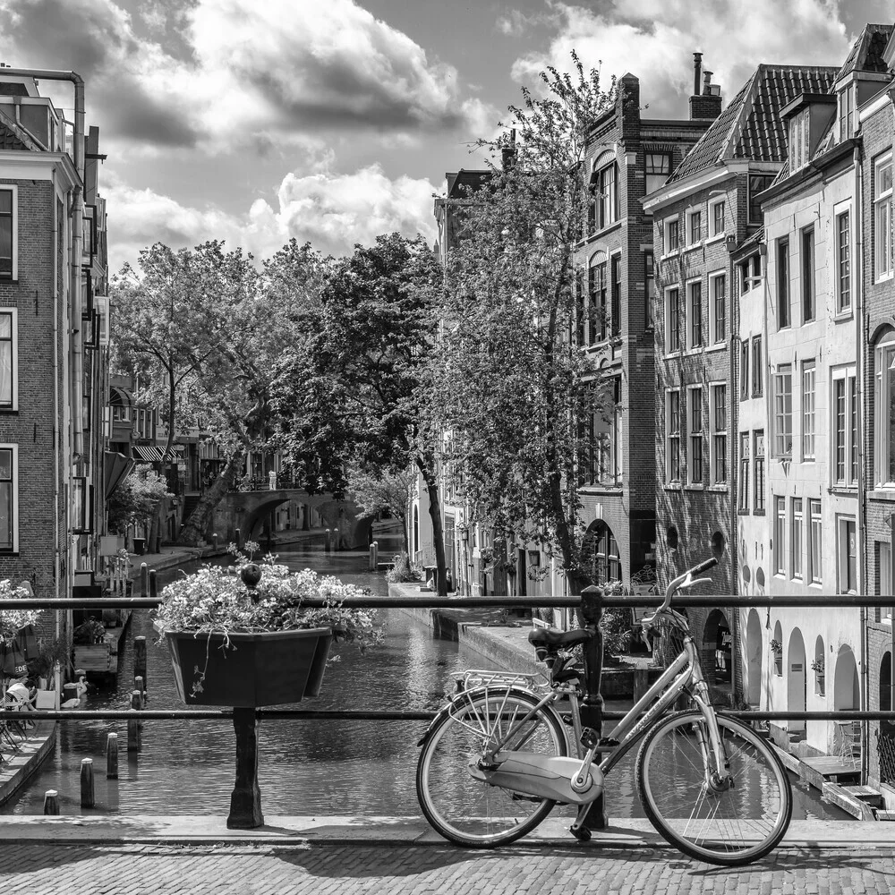 Utrecht Oudegracht in südliche Richtung in monochrom - fotokunst von Melanie Viola