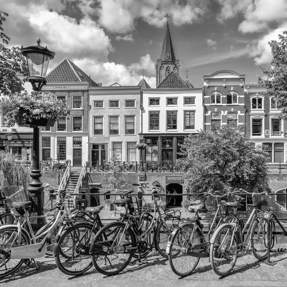 Oudegracht mit Jacobikerk in Utrecht Monochrom - fotokunst von Melanie Viola