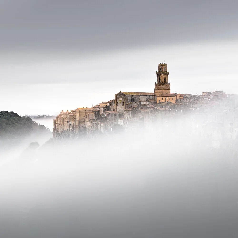 Ancient Skyline (Quadrat) | Pitigliano - fotokunst von Ronny Behnert
