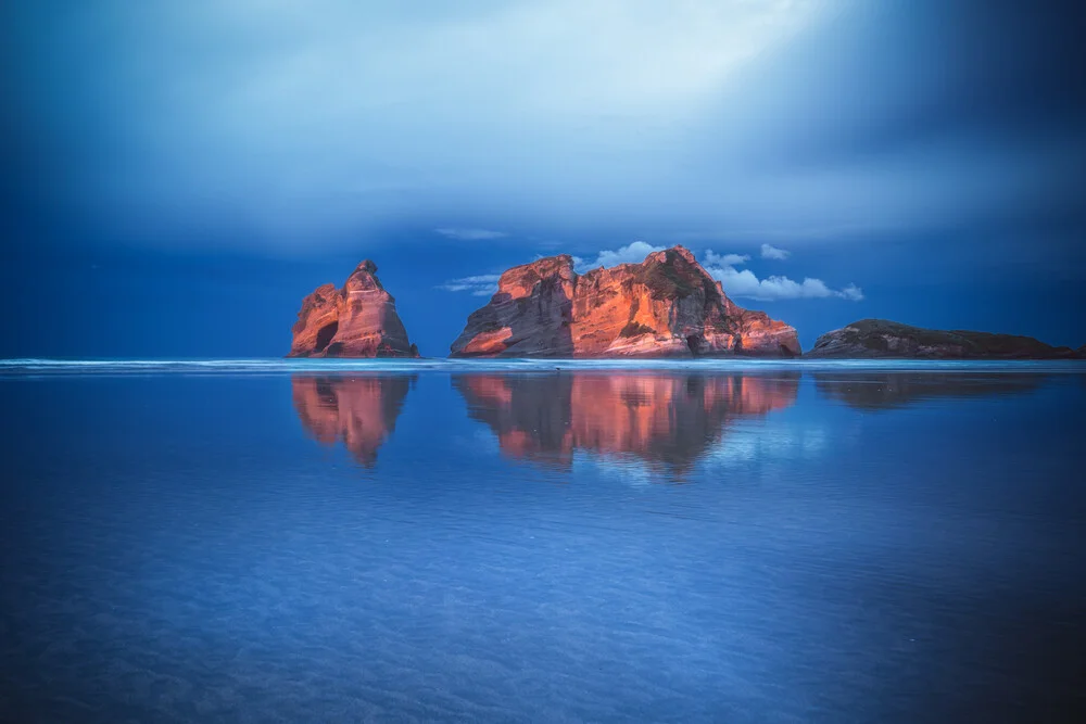 Neuseeland Wharariki Beach mit Alpenglühen - fotokunst von Jean Claude Castor