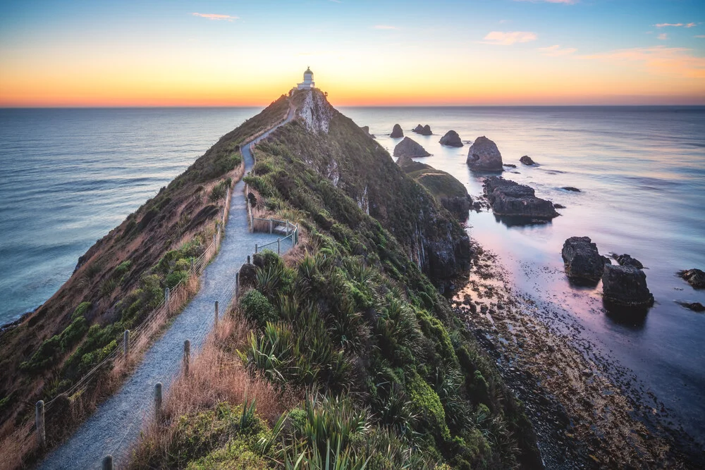 Nugget Point Leuchtturm am Morgen - fotokunst von Jean Claude Castor