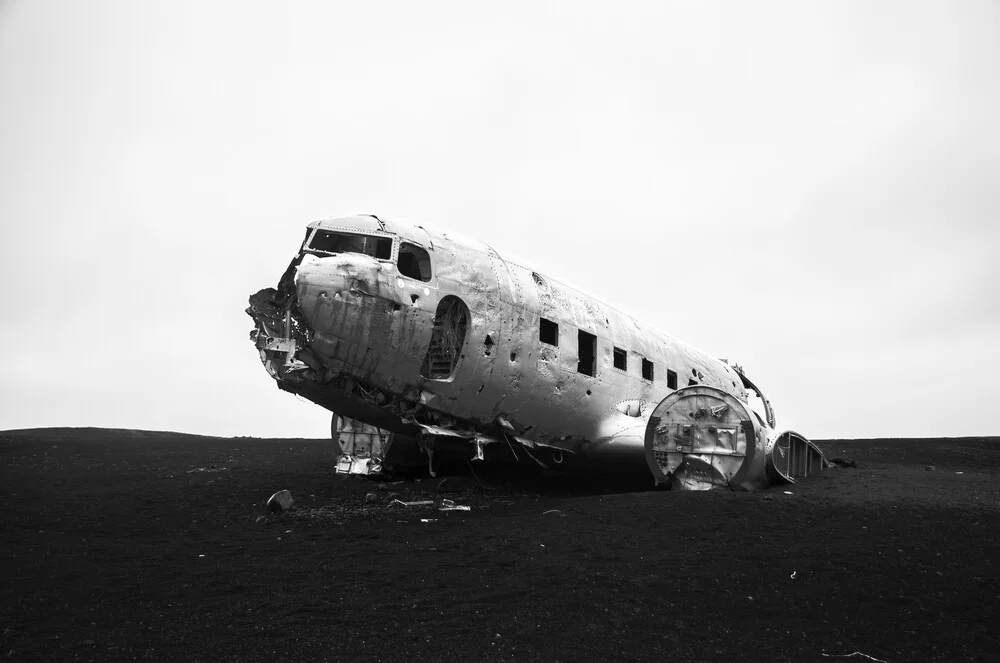 United States Navy Airplane Wreckage - fotokunst von Sebastian Berger