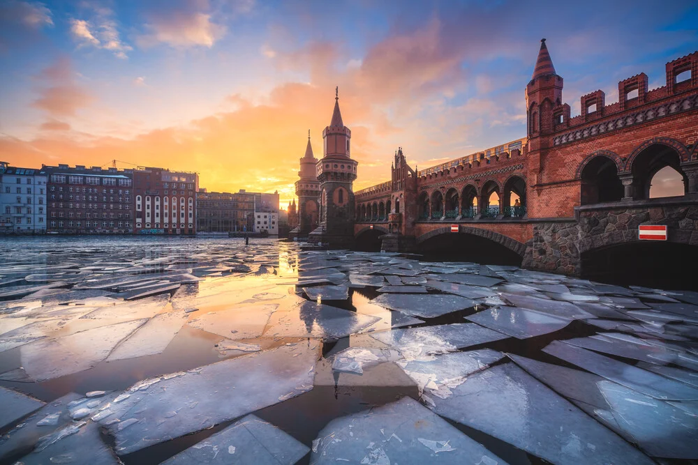 Berlin Oberbaumbrücke mit vereister Spree zum Sonnenuntergang - fotokunst von Jean Claude Castor