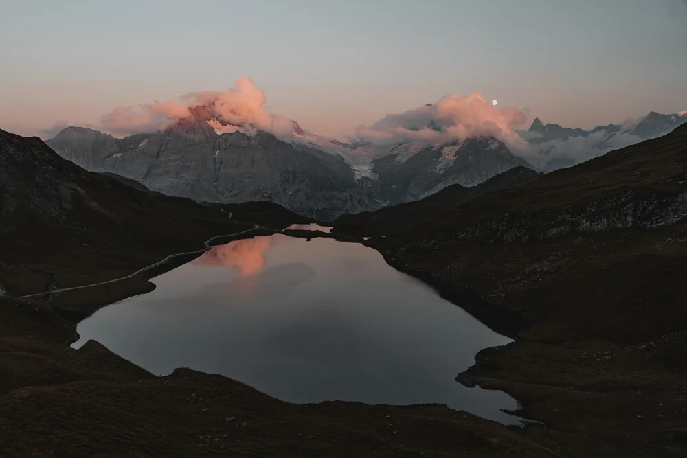 Bergsee zum Sonnenuntergang in Österreich - fotokunst von Tobias Winkelmann