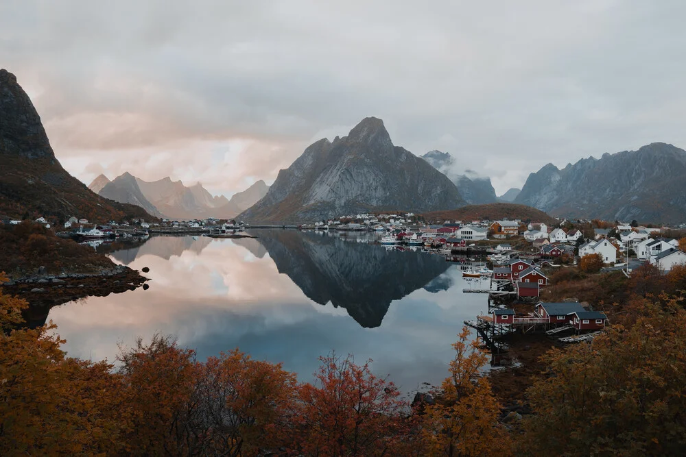 Sonnenuntergang in Reine auf den Lofoten in Norwegen - fotokunst von Tobias Winkelmann