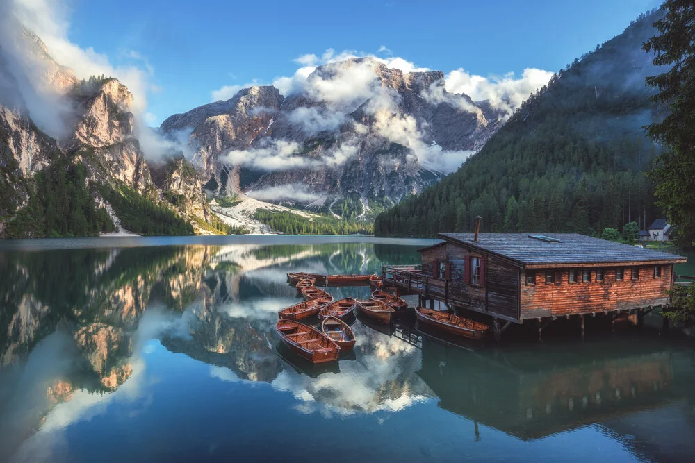 Dolomiten Pragser Wildsee mit wolkenverhangenen Bergen - fotokunst von Jean Claude Castor