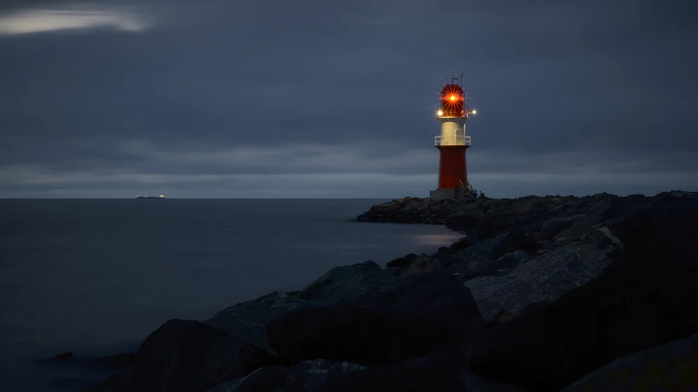 Molenfeuer Ostmole, Warnemünde - fotokunst von Norbert Gräf