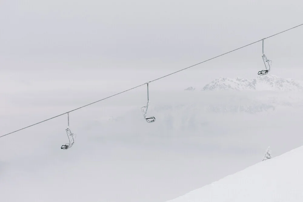 Solitude in Simplicity: A minimalistic Tribute to the Empty Ski Lift - fotokunst von Marika Huisman