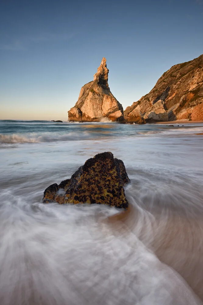 Der Praia da Ursa im Abendlicht - fotokunst von Rolf Schnepp