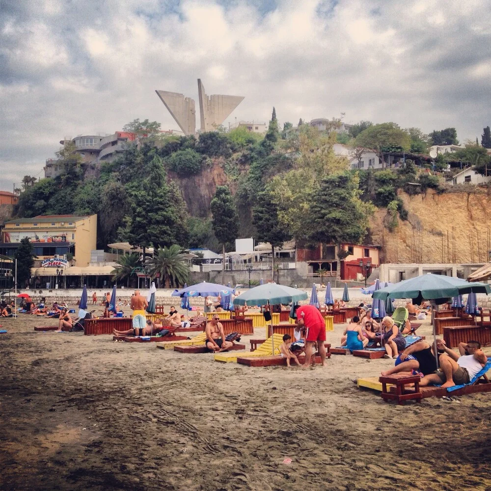 9:00 am Morgen Strand in Ulcinj - fotokunst von Paul Berlin