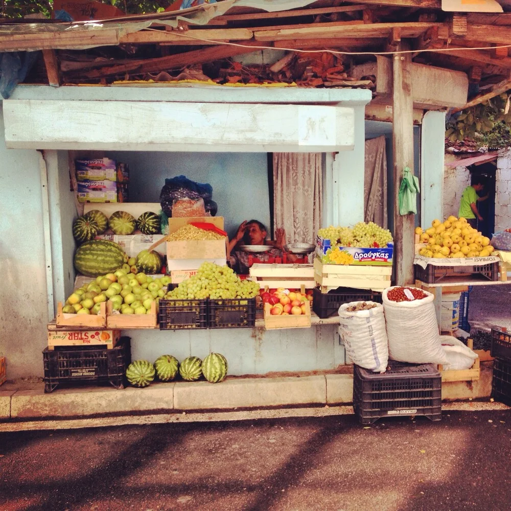 Obst in Tirana - fotokunst von Paul Berlin