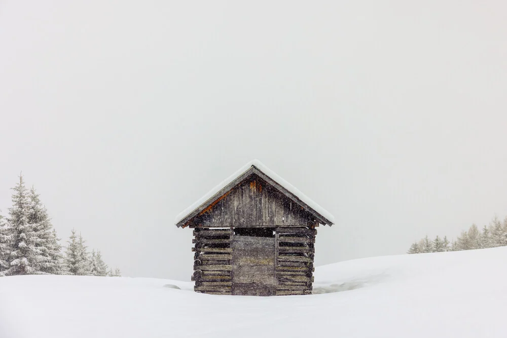 Boeren schuurtje in winters landschap | Oostenrijk - fotokunst von Marika Huisman