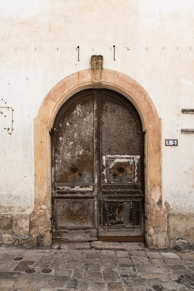 Brown door - fotokunst von Photolovers .