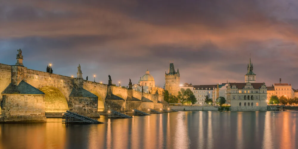 Prag bei Nacht - fotokunst von Michael Valjak