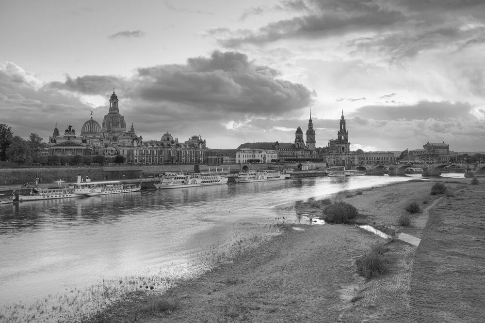 Die Skyline von Dresden schwarz-weiß - fotokunst von Michael Valjak