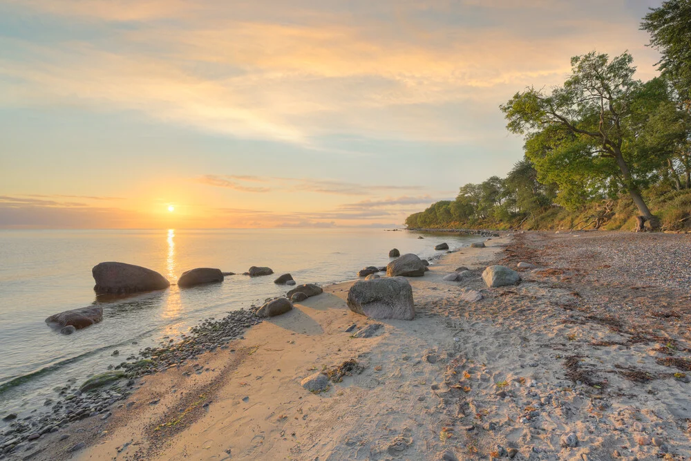 Steilküste Katharinenhof auf Fehmarn bei Sonnenaufgang - fotokunst von Michael Valjak