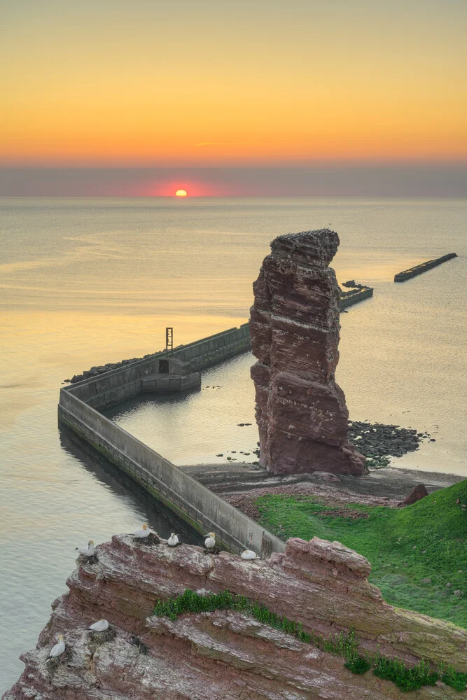 Blick zur Langen Anna auf Helgoland bei Sonnenuntergang - fotokunst von Michael Valjak