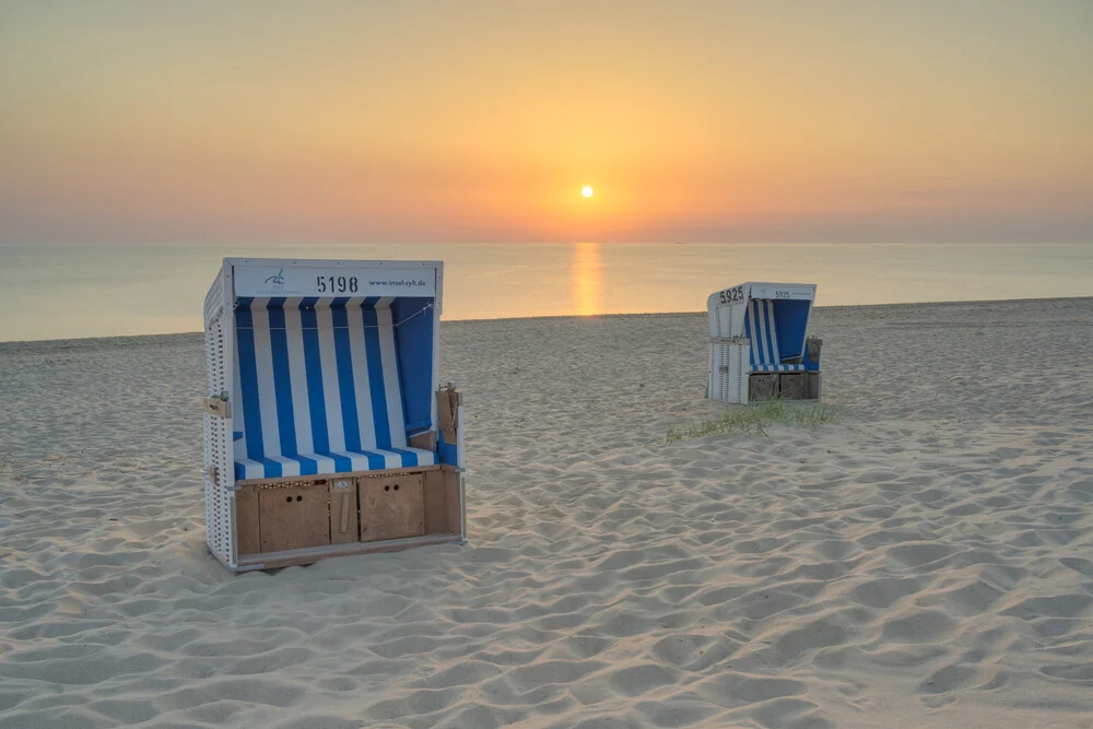 Strandkörbe in Rantum auf Sylt bei Sonnenuntergang - fotokunst von Michael Valjak