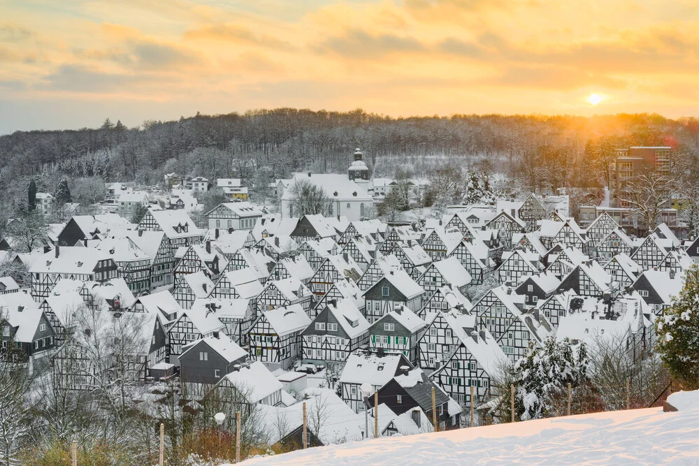 Freudenberg im Winter bei Sonnenuntergang - fotokunst von Michael Valjak