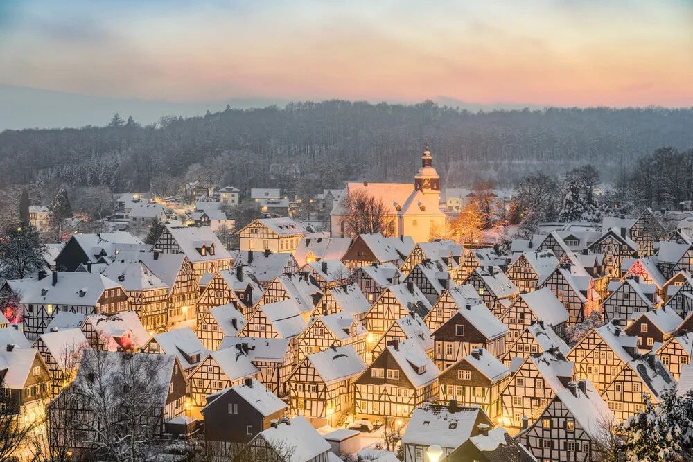 Winterabend in Freudenberg im Siegerland - fotokunst von Michael Valjak
