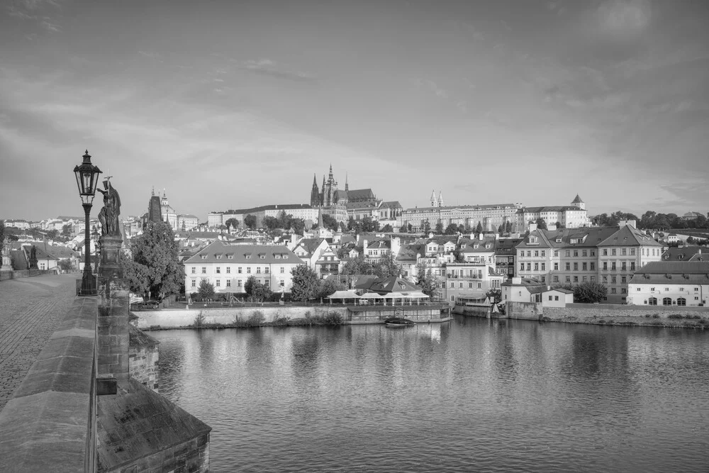 Prager Burg schwarz-weiß - fotokunst von Michael Valjak