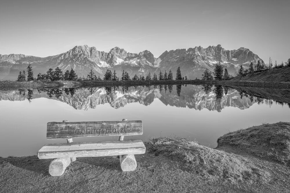 Lieblingsplatzl am Astbergsee mit Blick zum Wilden Kaiser schwarz-weiß - fotokunst von Michael Valjak