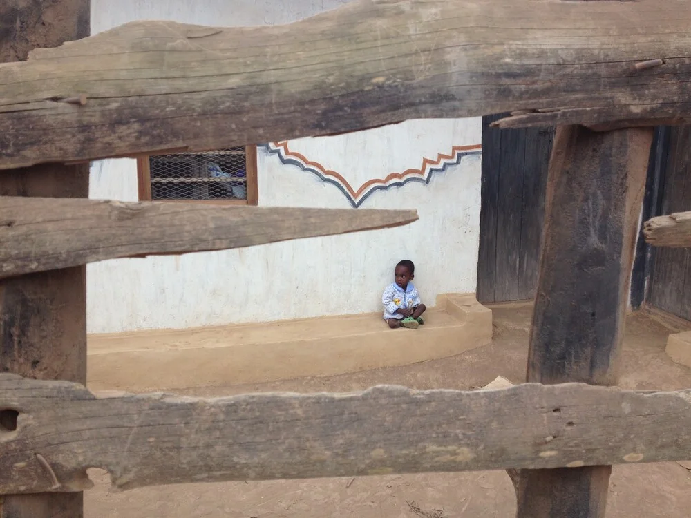 Boy in front of a house - fotokunst von Delia Kämmerer