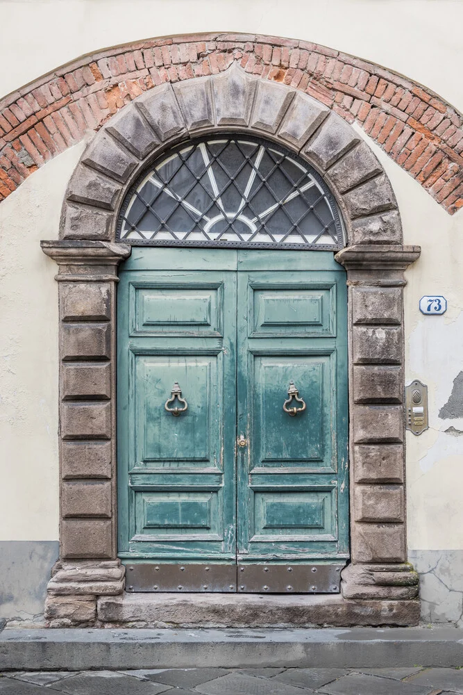 Green wooden door - fotokunst von Photolovers .