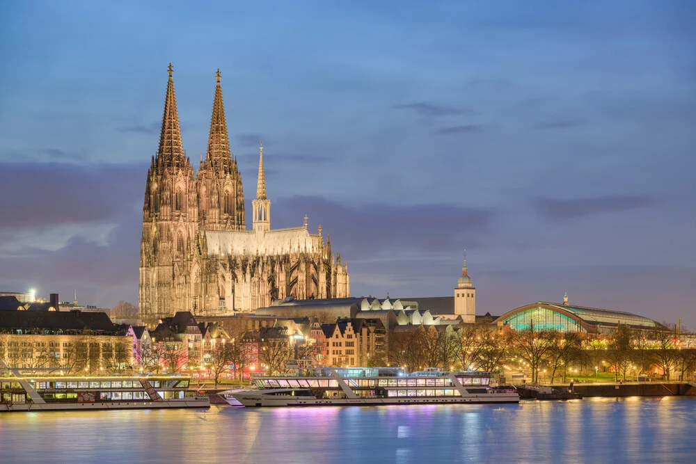 Kölner Dom und Hauptbahnhof am Abend - fotokunst von Michael Valjak