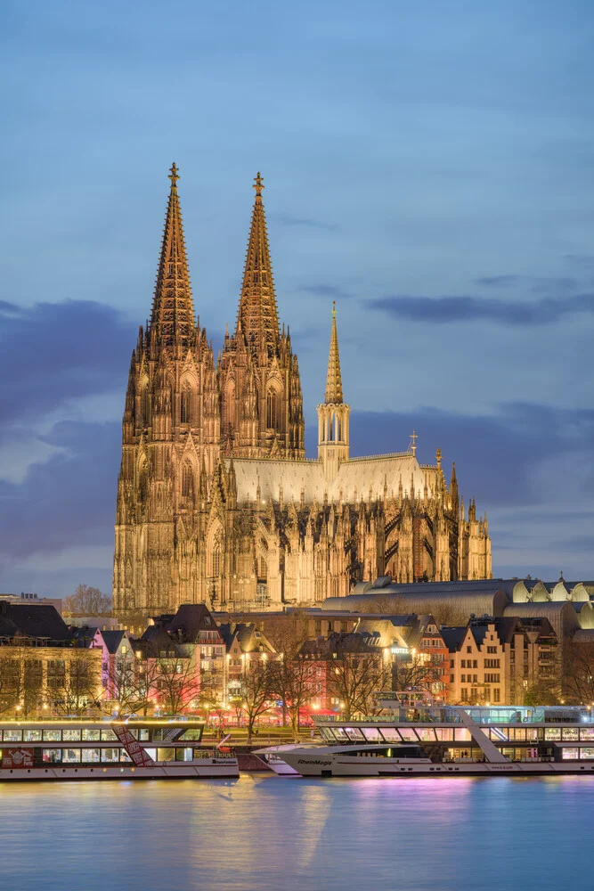 Kölner Dom am Abend - fotokunst von Michael Valjak