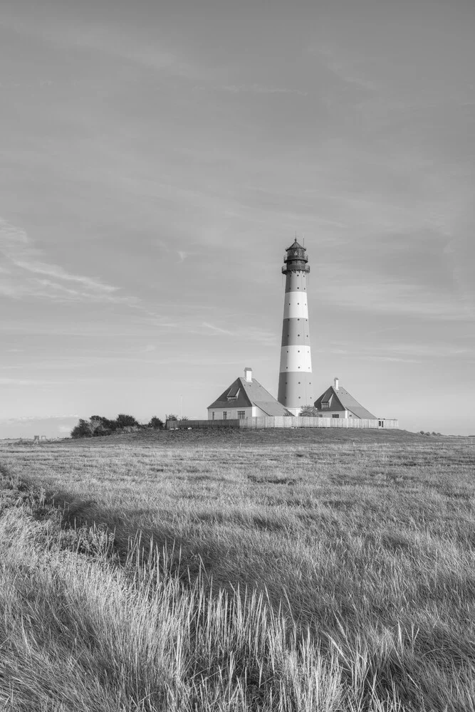 Leuchtturm Westerheversand schwarz-weiß - fotokunst von Michael Valjak