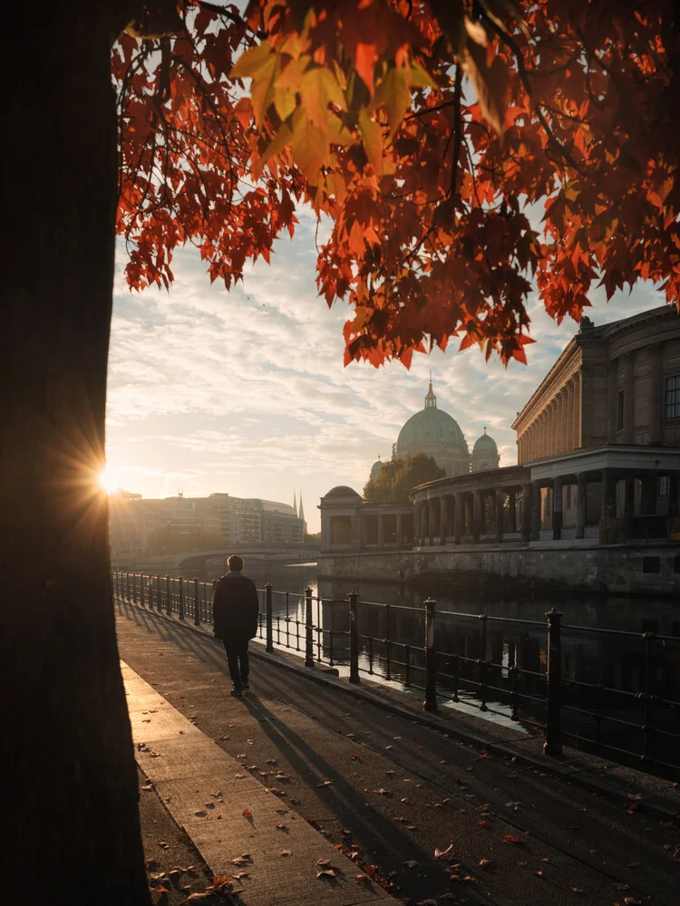 Fotokunst von Patrick Noack: Museumsinsel Berlin umrahmt von rotem Herbstlaub.