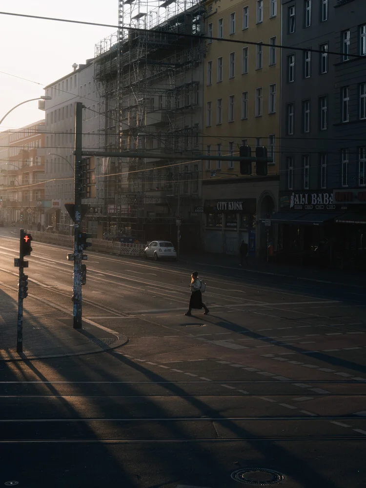 Fotokunst von Patrick Noack: lebendige Straßenszene im Eberswalder Kiez in Berlin.