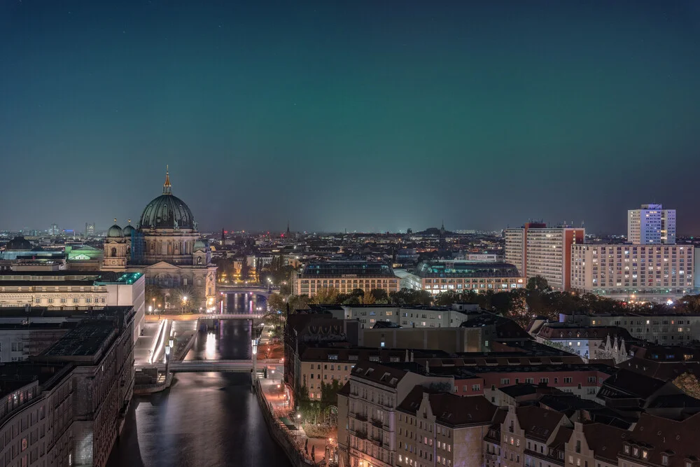 Fotokunst von Patrick Noack: Nordlichter über Berlin in einer nächtlichen Szenerie