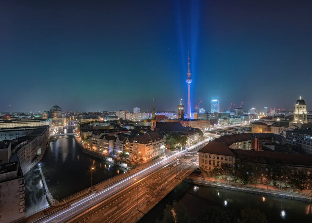 Fotokunst von Patrick Noack: Nordlichter über der Metropole Berlin bei Nacht.