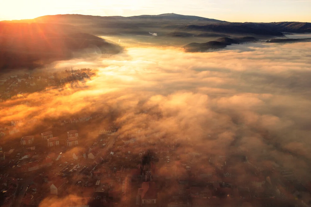 Fotokunst von Oliver Henze: Sonnenuntergang über den Wolken von Wernigerode