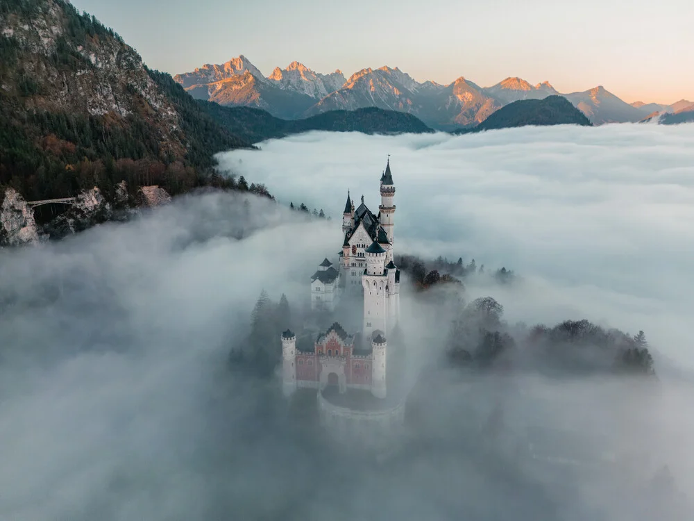 Schloss Neuschwanstein im Nebelmeer, Deutschland – Fotokunst von Johannes Hulsch als Poster oder Acrylglasbild