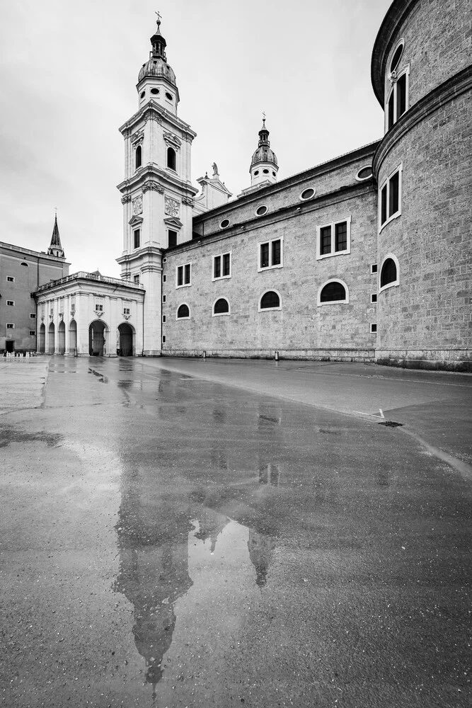 Salzburger Dom im Spiegel, Österreich – Fotokunst von Martin Wasilewski als Poster oder Acrylglasbild