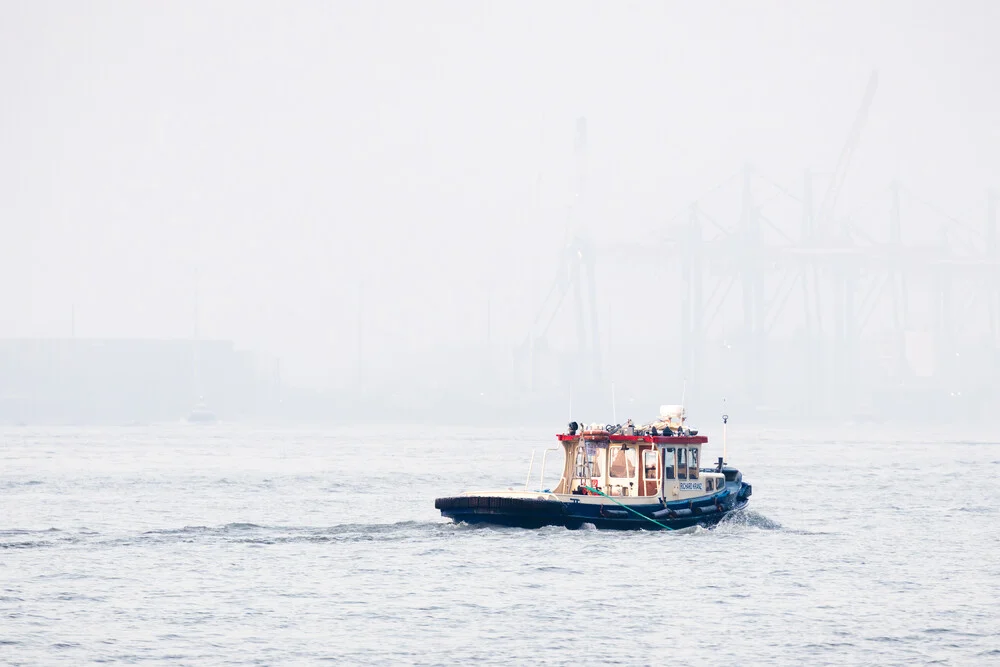 Boot im Hamburger Hafen, Deutschland – Fotokunst von Nils Steiner als Poster oder Acrylglasbild