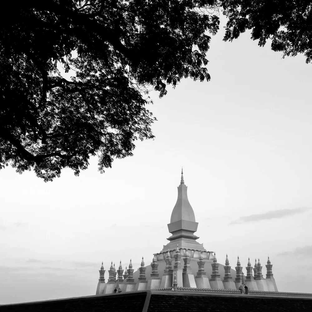 Fotokunst von Christian Janik: Pha That Luang Tempel in Laos bei Sonnenuntergang
