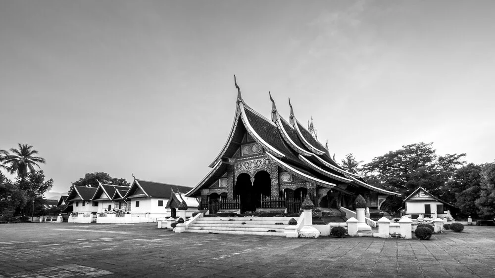Fotokunst von Christian Janik: friedlicher Tempel in Laos bei Sonnenuntergang