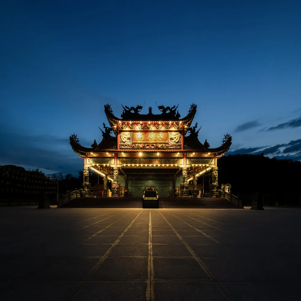 Fotokunst von Christian Janik: Tean Hou Tempel in Malaysia, ruhige Atmosphäre und lebendige Farben