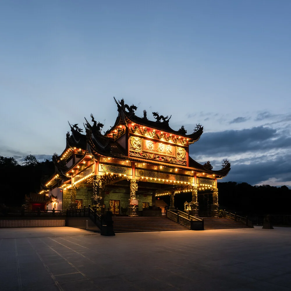 Colorful photo of the Tean Hou Temple in Malaysia, conveying a sense of calm.