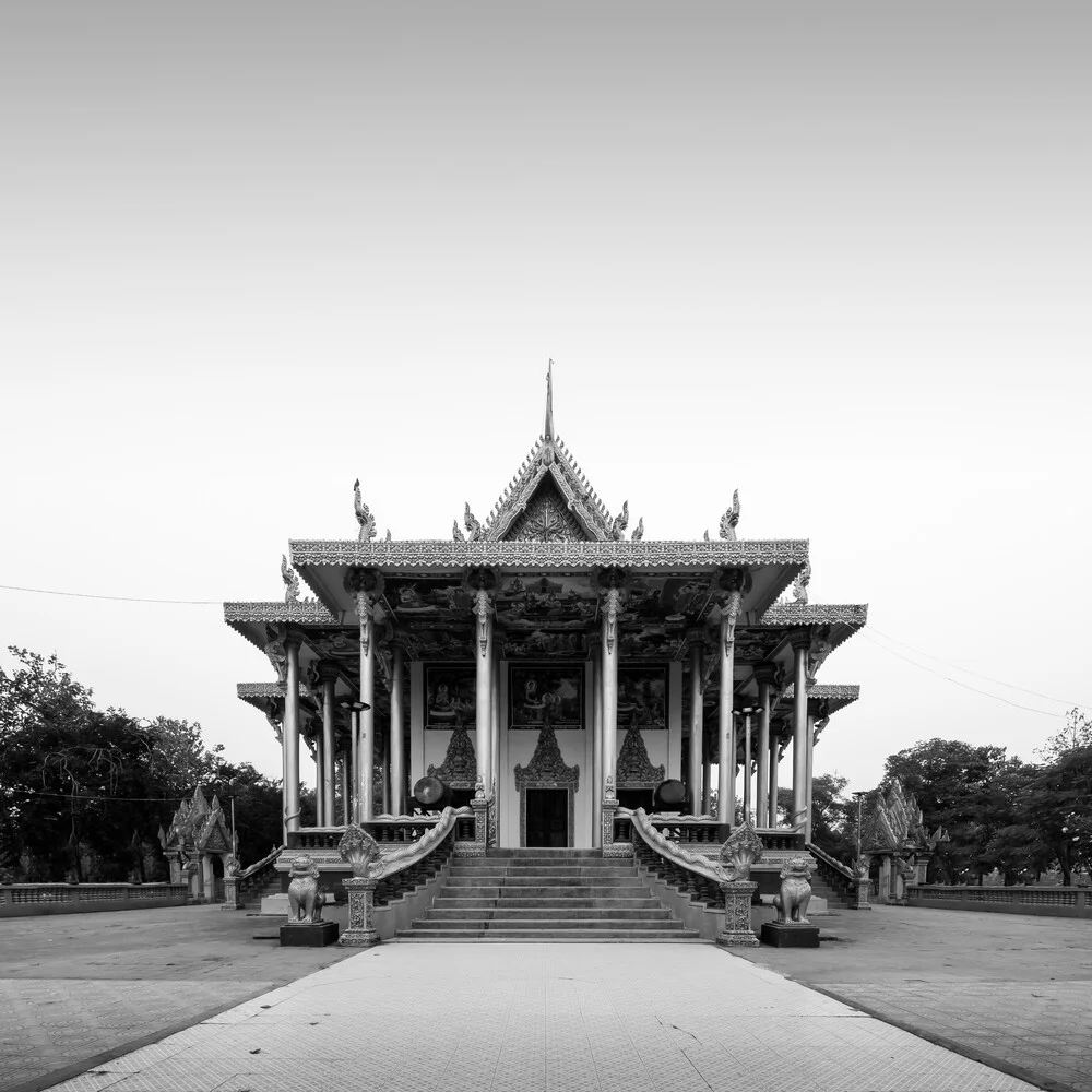 Fotokunst von Christian Janik: ruhige Pagode in Kambodscha, umgeben von sanften Bäumen